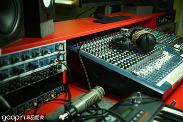耳机与调音台 录音棚中的细节之美